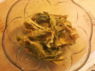 7、霸王花煲猪骨汤,泡发好的霸王花沥干水分。