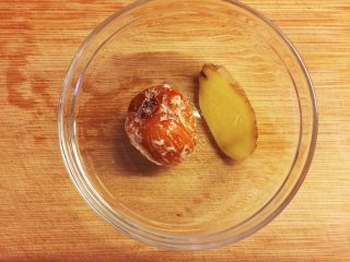 8、霸王花煲猪骨汤,准备一个蜜枣和一片姜。