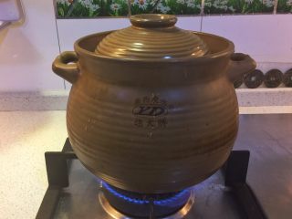 11、霸王花煲猪骨汤,转小火慢煲2小时。