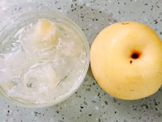 1、银耳雪梨羹  宝宝辅食9M+,准备好原材料，将银耳提前冷水泡发2小时