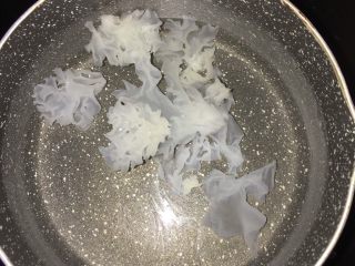 2、银耳雪梨羹  宝宝辅食9M+,锅中加入水放入银耳炖煮1小时
