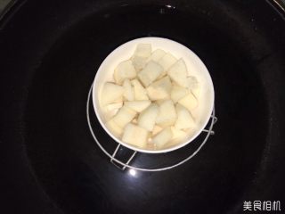 3、银耳雪梨羹  宝宝辅食9M+,雪梨切成小块加入冰糖上锅蒸10分钟