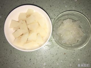 4、银耳雪梨羹  宝宝辅食9M+,煮好的银耳汤和雪梨放置40度左右