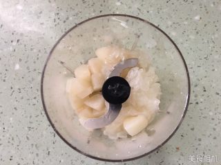 5、银耳雪梨羹  宝宝辅食9M+,将银耳和梨一起放入辅食机中打成羹