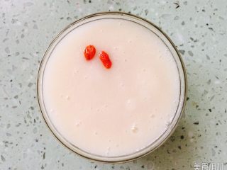 6、银耳雪梨羹  宝宝辅食9M+,一碗止咳润肺又清甜的银耳雪梨羹就做好啦，很方便吧，宝宝们做起来吧