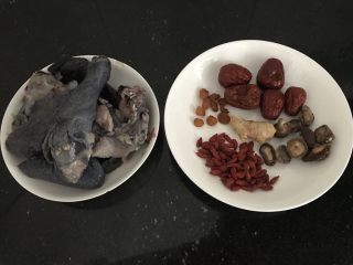 2、花胶乌鸡汤~滋补又养颜,材料准备⬆️