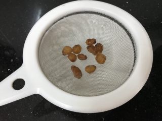 5、花胶乌鸡汤~滋补又养颜,圆肉洗干净