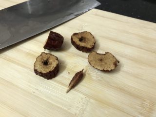 6、花胶乌鸡汤~滋补又养颜,红枣去核切块