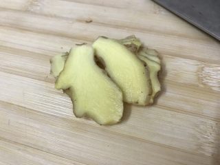 7、花胶乌鸡汤~滋补又养颜,姜切片