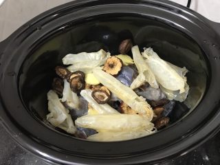 8、花胶乌鸡汤~滋补又养颜,把所有材料混合放入汤锅里(除了枸杞)