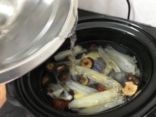 9、花胶乌鸡汤~滋补又养颜,加入清水