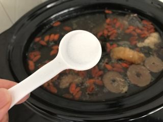 12、花胶乌鸡汤~滋补又养颜,最后加入少许盐调味便可