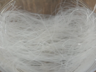 4、做一碗健康又美味的“鸭血粉丝汤”秘诀在这,粉丝清水浸泡至变软