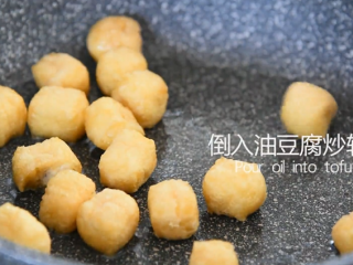 7、做一碗健康又美味的“鸭血粉丝汤”秘诀在这,倒入油豆腐炒软