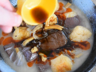 12、做一碗健康又美味的“鸭血粉丝汤”秘诀在这,倒入1茶匙辣油、1茶匙生抽、1茶匙陈醋、少许盐、1茶匙胡椒粉