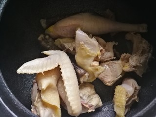 7、中餐秋冬滋补篇:天麻老母鸡汤,将半只鸡的鸡块放入砂锅