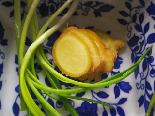 8、中餐秋冬滋补篇:天麻老母鸡汤,葱姜洗净，姜切片。