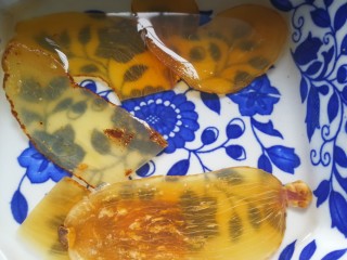 9、中餐秋冬滋补篇:天麻老母鸡汤,天麻冷水浸泡后，连水一起倒入砂锅。