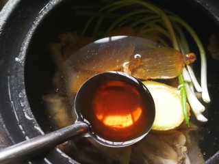 10、中餐秋冬滋补篇:天麻老母鸡汤,加水，葱姜也放入砂锅，加入黄酒一汤勺。