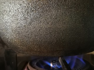 11、中餐秋冬滋补篇:天麻老母鸡汤,中火烧开后，改小火，煲三个小时。最后一小时放盐，最后十五分钟放胡椒，鸡精。