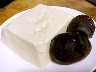 2、花式皮蛋豆腐,皮蛋去皮内脂豆腐取出放入盘中在蒸锅中大火蒸8分钟左右这样吃起来口感佳又能保证食品卫生安全