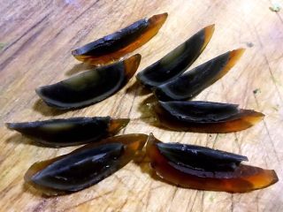 3、花式皮蛋豆腐,皮蛋切成均等的块状