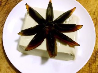 4、花式皮蛋豆腐,蒸制好的豆腐倒去水分将皮蛋摆在上面