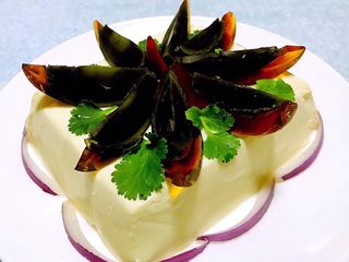 5、花式皮蛋豆腐,香菜和圆葱切成需要的形状摆入盘中提味的同时也提高了颜值