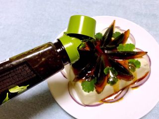 6、花式皮蛋豆腐,料汁拌匀的淋在皮蛋和豆腐上