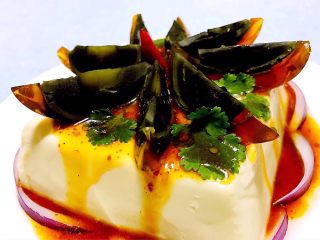 10、花式皮蛋豆腐,内脂豆腐入口即化搭配着皮蛋和料汁的鲜香让人唇齿留香回味无穷