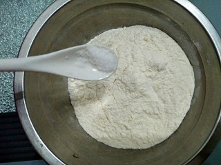 1、暖心牛肉面疙瘩汤,面粉加入少量盐