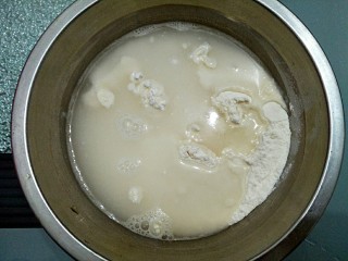 2、暖心牛肉面疙瘩汤,加入水