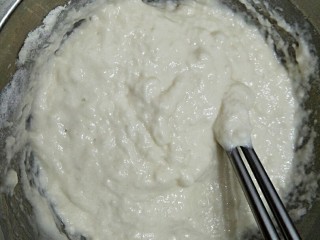 3、暖心牛肉面疙瘩汤,用筷子搅拌均匀成糊状，静置一会。