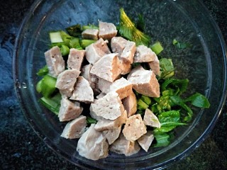 6、暖心牛肉面疙瘩汤,牛肉丸洗干净切成粒状