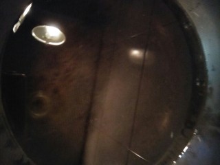 7、暖心牛肉面疙瘩汤,锅内加入适量的水煮沸。