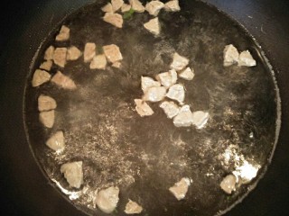 8、暖心牛肉面疙瘩汤,放入牛肉粒煮沸。