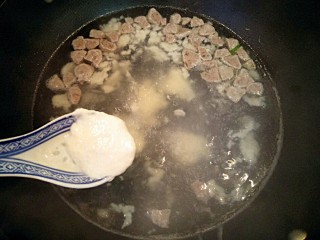 9、暖心牛肉面疙瘩汤,用勺子勺一点面糊放入煮沸的水中，直到面糊勺完。