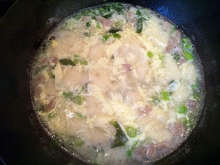 12、暖心牛肉面疙瘩汤,将鸡蛋放入疙瘩汤中用筷子搅拌开成为蛋花，煮沸后关火。