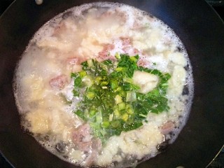 10、暖心牛肉面疙瘩汤,煮到面疙瘩熟时放入青菜，加入适量的油和盐煮一会。
