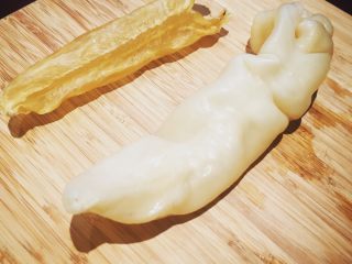 1、花胶炖虫草花滋补汤,将花胶放入水中泡发24小时，发至右边的形态大小。