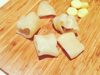 2、花胶炖虫草花滋补汤,将泡发好的花胶切成4-8块（看心情），同时准备好姜片准备去腥。