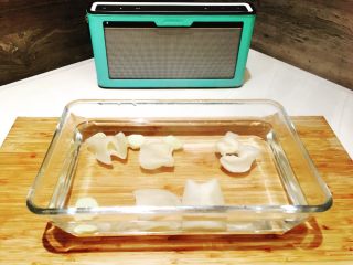 3、花胶炖虫草花滋补汤,将花胶和姜片放入沸水中浸泡5-10分钟，这个步骤可以让花胶的胶质通过热胀冷缩的原理二次发开，同时去腥更彻底。