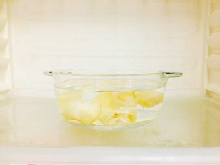 4、花胶炖虫草花滋补汤,将用沸水泡好的花胶放入冷水的器皿再放入冰箱的冷藏室（非急冻）。经过沸水浸泡的花胶会变得异常软榻，这时候直接就炖会影响口感。所以放入冰箱冷冻10分钟可以让花胶恢复弹牙的口感。吃起来更好吃。