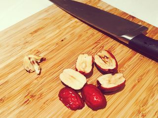 5、花胶炖虫草花滋补汤,把红枣的核用刀切掉，因为有核的红枣直接煲汤会热气，容易上火。其他汤也是一样。