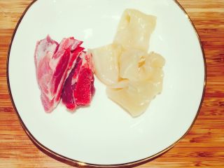 6、花胶炖虫草花滋补汤,把猪肉和从冰箱里取出的花胶洗干净放一边待用。这次的肉类我选择了有骨头的，有点骨头煲汤会更有香味。（其实我只是不想吃那么多肉）