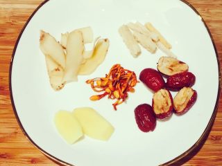 7、花胶炖虫草花滋补汤,洗净，处理好的食材待用。现在默默为这些食材祈祷一下，希望这个汤是很好喝的。因为把汤炖的好喝又营养是对食材最大的尊重。