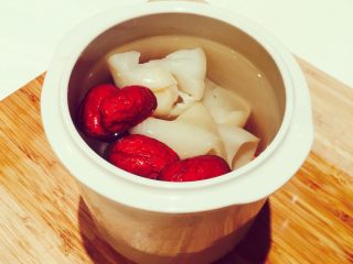 8、花胶炖虫草花滋补汤,把食材都放入炖盅里，我这是3个人喝，加两碗水就足够了。（再多也加不下了） 