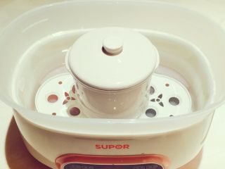 9、花胶炖虫草花滋补汤,放入隔水炖盅选择3个小时，把花胶的胶质炖煮出来。为什么要选择隔水炖盅呢？ 因为花胶的胶质和食材的营养在普通的汤煲里会通过水蒸发掉，那么贵的食材肯定要好好珍惜才对。