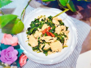 1、家常菠菜炒鸡蛋,先来一张成品图