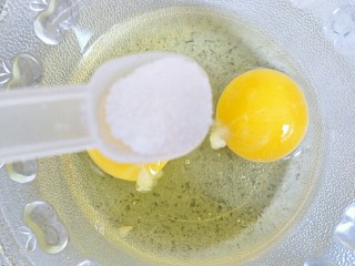 4、家常菠菜炒鸡蛋,鸡蛋里加入一点点盐调味，用筷子打散